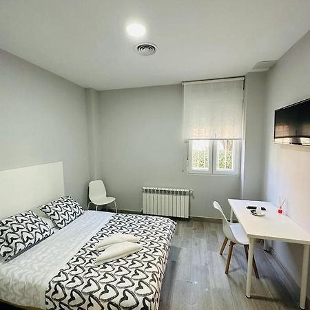 Hospedaje Cuatro Vientos Madrid Bagian luar foto