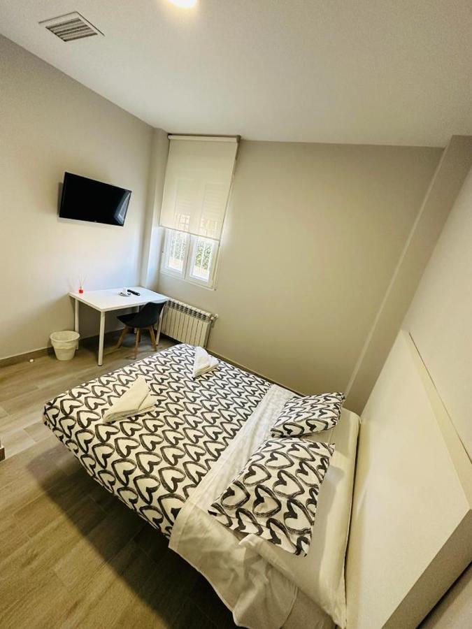 Hospedaje Cuatro Vientos Madrid Bagian luar foto