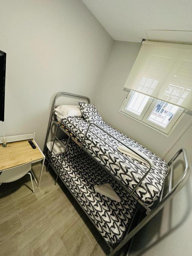 Hospedaje Cuatro Vientos Madrid Bagian luar foto