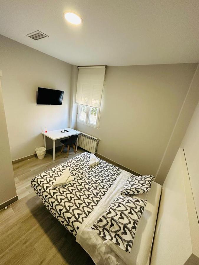 Hospedaje Cuatro Vientos Madrid Bagian luar foto