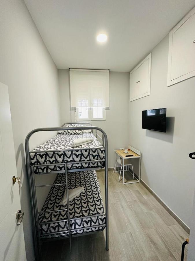 Hospedaje Cuatro Vientos Madrid Bagian luar foto