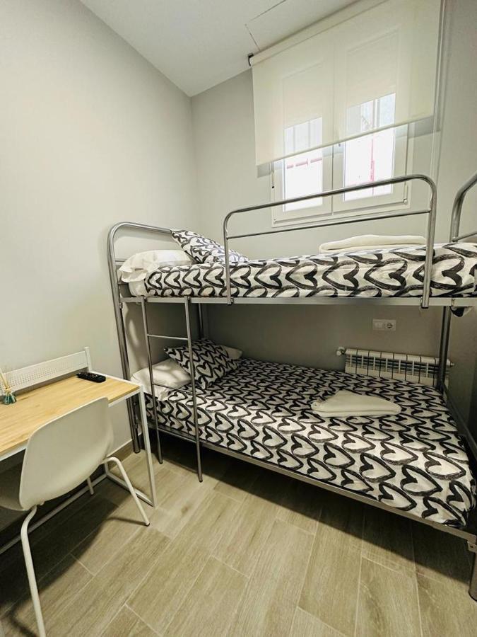 Hospedaje Cuatro Vientos Madrid Bagian luar foto