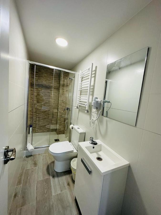 Hospedaje Cuatro Vientos Madrid Bagian luar foto