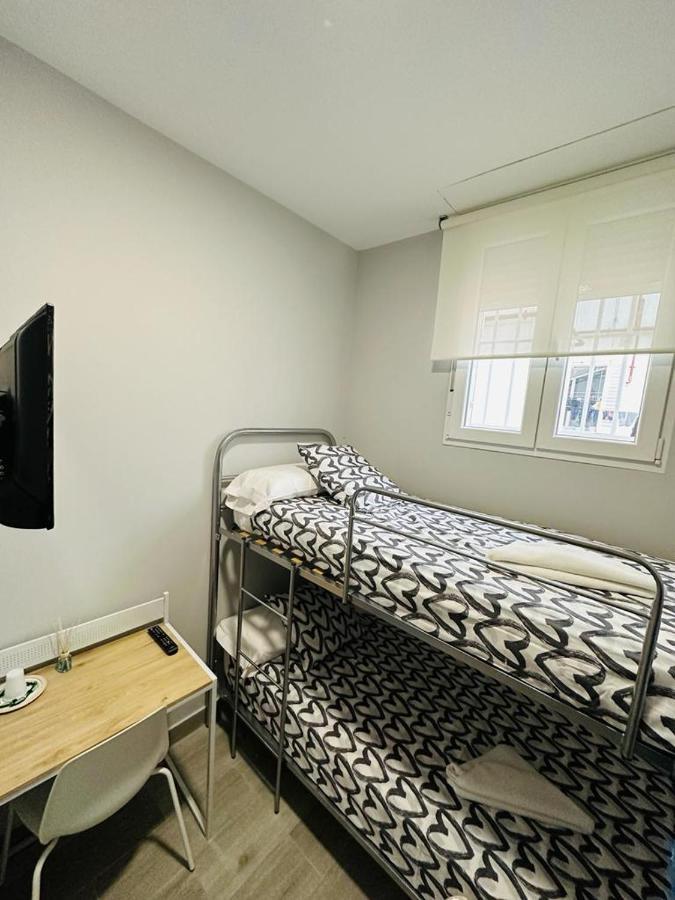 Hospedaje Cuatro Vientos Madrid Bagian luar foto