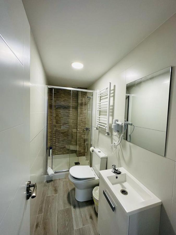 Hospedaje Cuatro Vientos Madrid Bagian luar foto